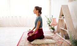 mujer-meditacion-casa.jpg